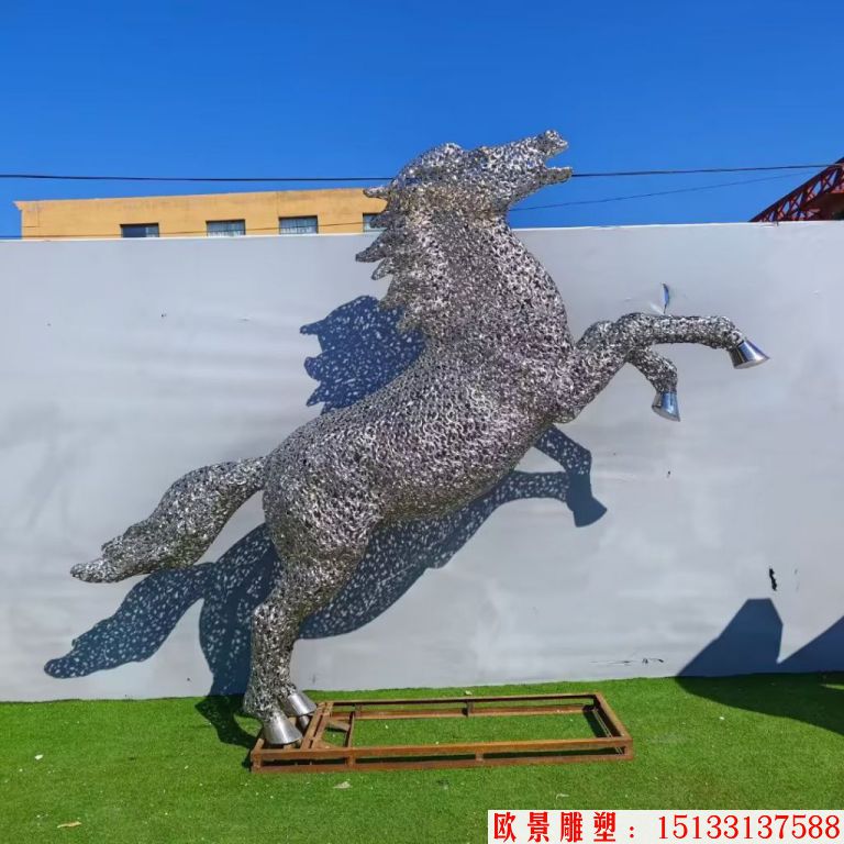 不锈钢大型镂空马雕塑5